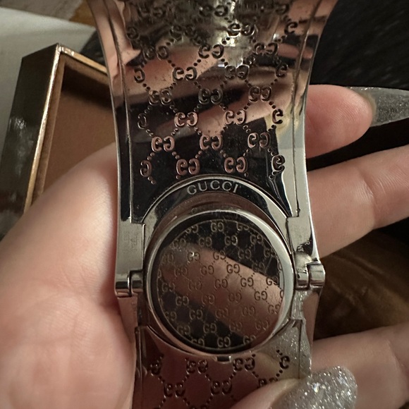 Gucci Bangle Watch - Picture 6 of 9